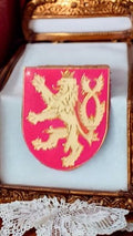 Pin's blason lion doré fond rouge vintage héraldique rare badge écusson