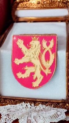 Pin's blason lion doré fond rouge vintage héraldique rare badge écusson
