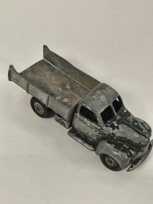 Ancien véhicule miniature Dinky Toys métal moulé, camion plateau patiné