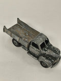 Ancien véhicule miniature Dinky Toys métal moulé, camion plateau patiné