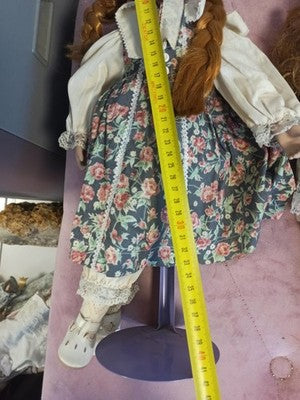 Poupée ancienne porcelaine robe fleurie, visage peint, cheveux roux vintage