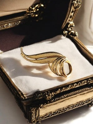 Broche vintage dorée feuille stylisée – bijou rétro élégant métal