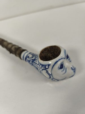Ancienne pipe asiatique métal et céramique, décor chat bleu blanc, tuyau patiné
