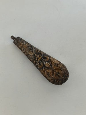 Ancien élément décoratif en métal patiné, fleur de lys en relief