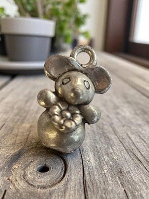 Pendentif souris vintage métal années 50 figurine bijou rétro