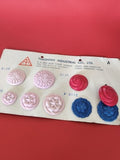 Lot vintage de boutons anciens sur présentoir, commerce couture France, rare