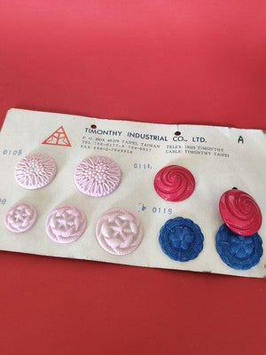 Lot vintage de boutons anciens sur présentoir, commerce couture France, rare