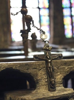 Croix de chapelet vintage en métal foncé – Crucifix ancien religieux déco