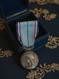 Médaille ancienne Grand Prix Humanitaire France ruban bleu déco vintage