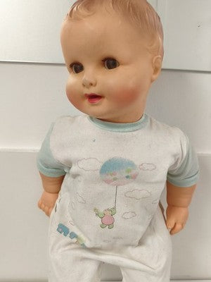 Ancienne poupée Polyflex France, yeux dormeurs, tenue layette