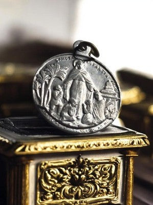 Médaille religieuse catholique vintage bronze, SANCTA INFANTIA, relief ancien