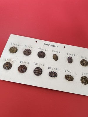 Lot vintage de boutons anciens avec présentoir, manufacture française couture ra