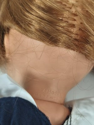 Poupée ancienne Famosa vinyle blonde yeux dormeurs tenue marine