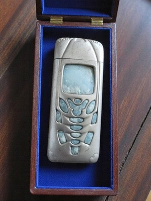 Briquet vintage forme téléphone portable, aspect métal brossé, non testé