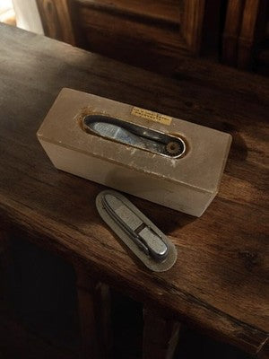 Briquet de table vintage, forme rectangulaire, métal argenté, déco rétro ancien