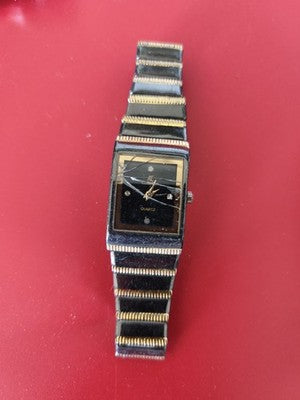 Montre ancienne femme rétro sans marque, accessoire vintage élégant collection