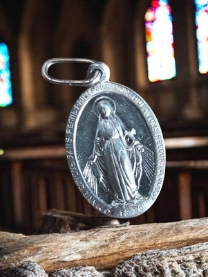 Médaille religieuse ancienne métal patiné Vierge Miraculeuse ovale 1830 vintage