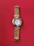 Montre ancienne femme rétro sans marque, élégance vintage, accessoire collection