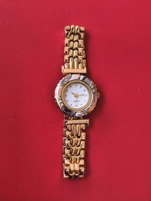 Montre ancienne femme rétro sans marque, élégance vintage, accessoire collection