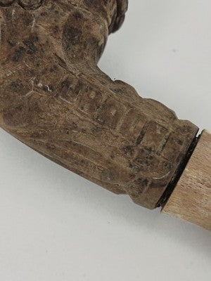 Pipe ancienne signée en bois sculpté brun, foyer à décor floral en relief