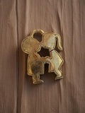 Pendentif vintage métal doré années 50 motif enfants stylisés rétro