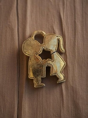 Pendentif vintage métal doré années 50 motif enfants stylisés rétro
