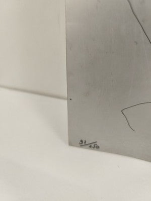 Ancienne plaque gravée gris fumé, signée numérotée 91/150, figure linéaire