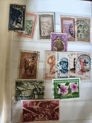 Lot de timbres anciens Madagascar à trier, variés, oblitérés et neufs, vintage