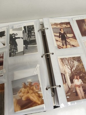 Album photos ancien, classeur vintage photos de famille noir et blanc