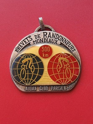 Badge ancien cyclisme Audax 300km rétro club vélo émaillé brevet mondial UK