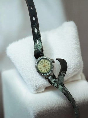 Montre bracelet mécanique vintage années 1930 à restaurer, cadran clair ancien