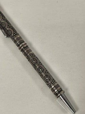 Ancien stylo en métal argenté, décor perlé en relief et clip chromé