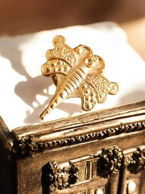 Broche papillon dorée vintage – Pin's rétro bijou fantaisie relief