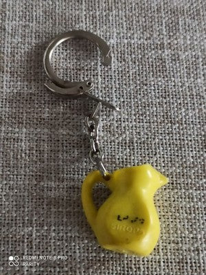 Porte-clés vintage Bergé Sirops France pichet jaune publicitaire ancien