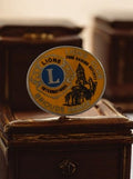 Pin's Lions Club Brioude France vintage émaillé logo jaune bleu rare