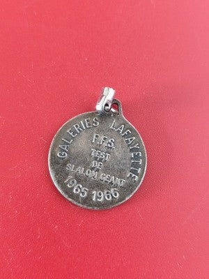 Porte-clés vintage Galeries Lafayette 1965 1966 médaille publicitaire slalom géa