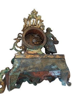 Pendule ancienne en métal décor figuratif XIXe style bronze doré