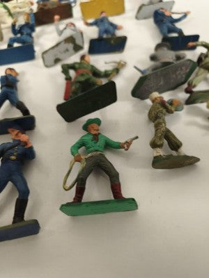 Gros lot de figurines Starlux anciennes plastique peint, cavaliers & soldats