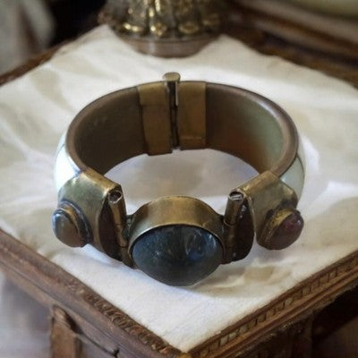 Bracelet jonc vintage en os et pierre cabochon style ancien