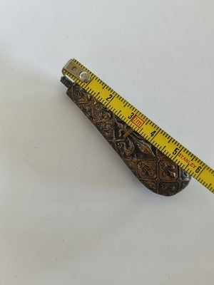 Ancien élément décoratif en métal patiné, fleur de lys en relief