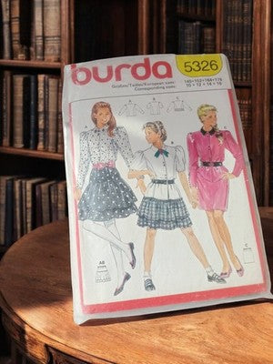 Patron couture vintage Burda 5326 années 80, modèles robes, tailles EU 140-176