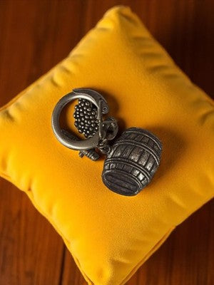 Porte-clés vintage métal patiné tonneau raisin rétro accessoire ancien