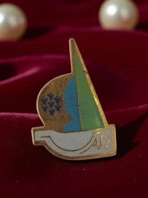 Pin's ancien Allocations familiales voilier émaillé rétro badge vintage bleu ver