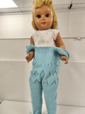 Ancienne poupée blonde aux yeux bleus, tenue tricot bleu ajouré et body