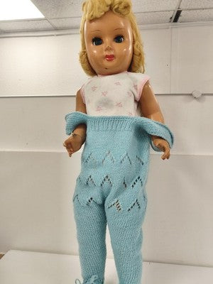 Ancienne poupée blonde aux yeux bleus, tenue tricot bleu ajouré et body