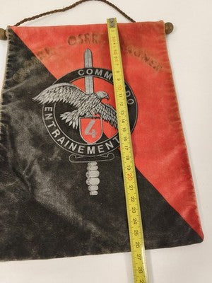 Fanion militaire ancien satin rouge/noir, baguette bois, commando 4