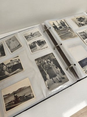 Album photos ancien, classeur vintage photos de famille noir et blanc