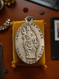 Médaille religieuse Notre-Dame de Cimiez vintage ovale, aspect métal argenté
