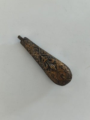 Ancien élément décoratif en métal patiné, fleur de lys en relief