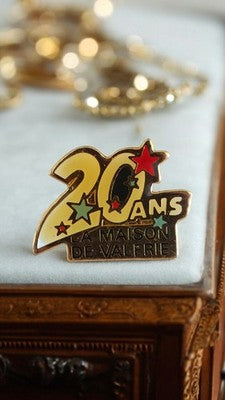 Pin's vintage 20 ans La Maison de Valérie badge logo années 90 émaillé
